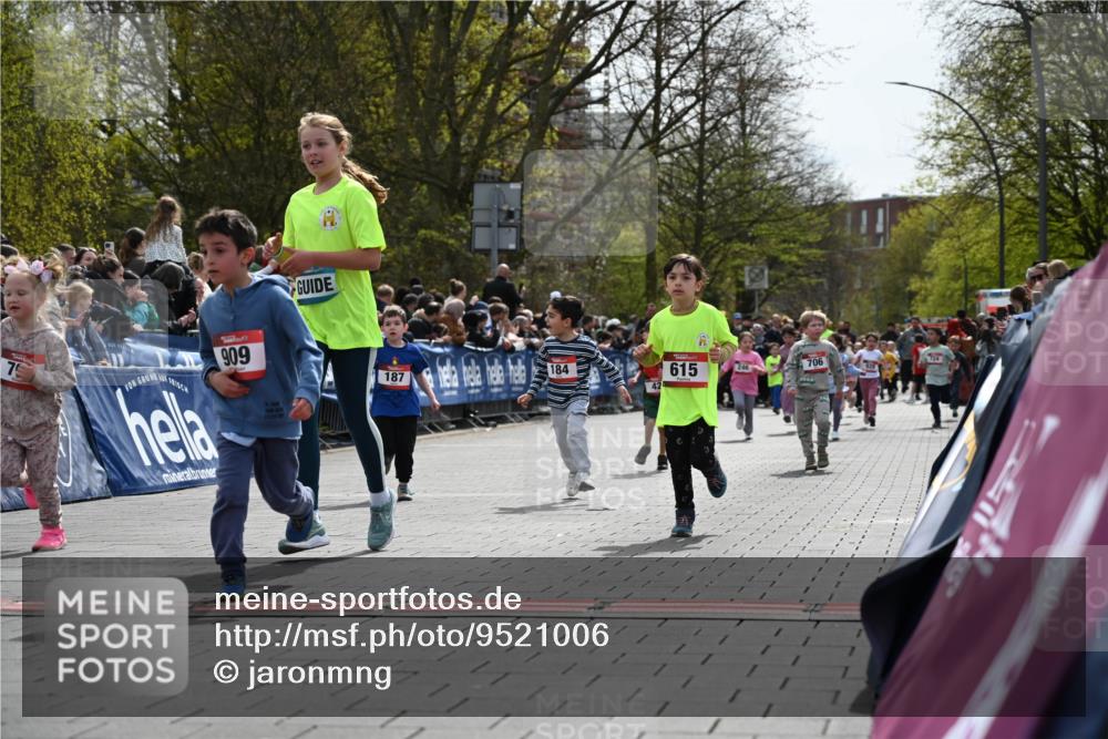 12.04.2026 - 45. Internationalen Wilhelmsburger Insellauf J. Mangold http://msf.ph/oto/9521006 12.04.2026 14:10:30 Ziel 633, 963, 1513, 909, 708, 615, 184, 187, 42, 706, 246 meine-sportfotos.de
