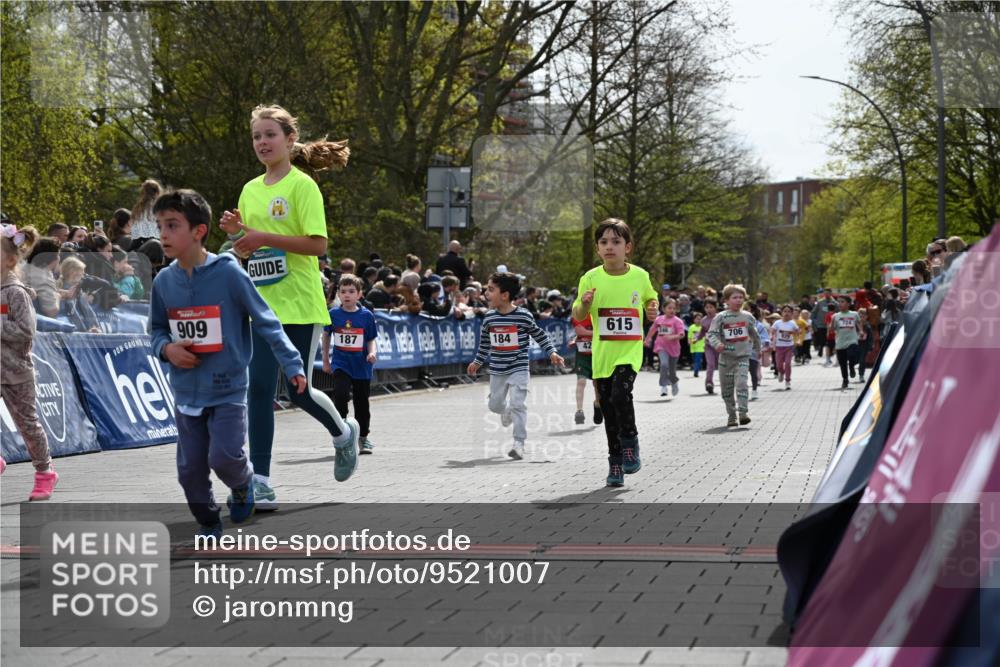 12.04.2026 - 45. Internationalen Wilhelmsburger Insellauf J. Mangold http://msf.ph/oto/9521007 12.04.2026 14:10:30 Ziel 633, 963, 1513, 909, 708, 615, 184, 187, 42, 706, 246 meine-sportfotos.de