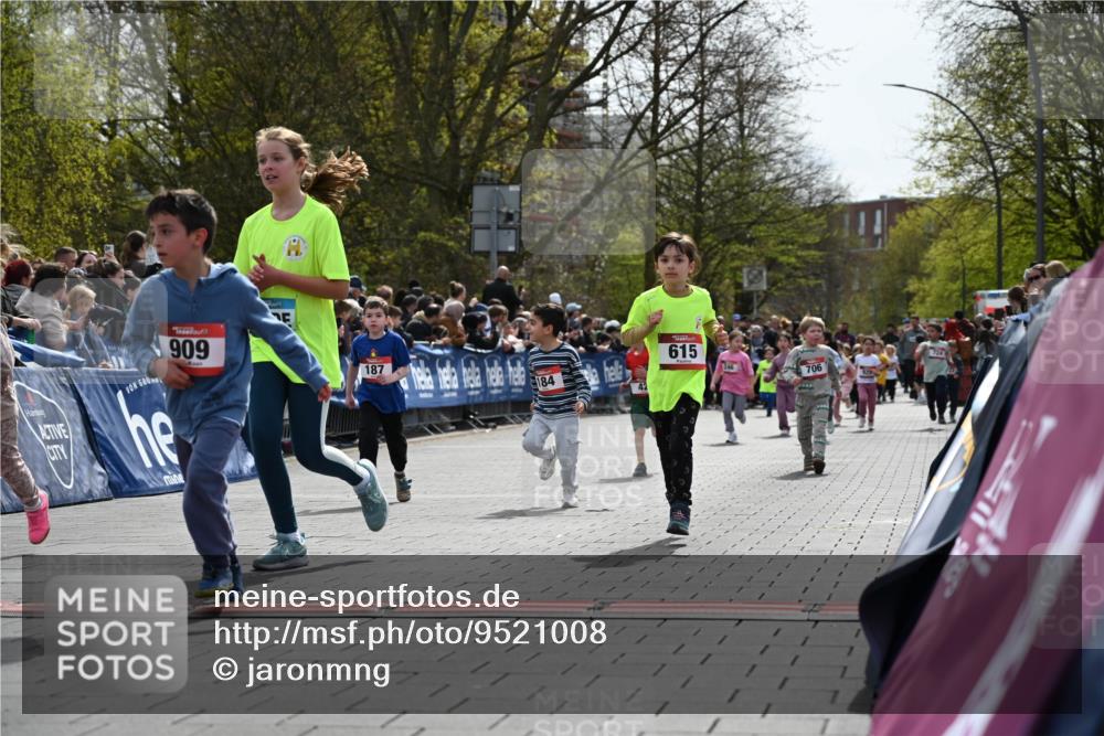 12.04.2026 - 45. Internationalen Wilhelmsburger Insellauf J. Mangold http://msf.ph/oto/9521008 12.04.2026 14:10:30 Ziel 633, 963, 1513, 909, 708, 615, 184, 187, 42, 706, 246 meine-sportfotos.de