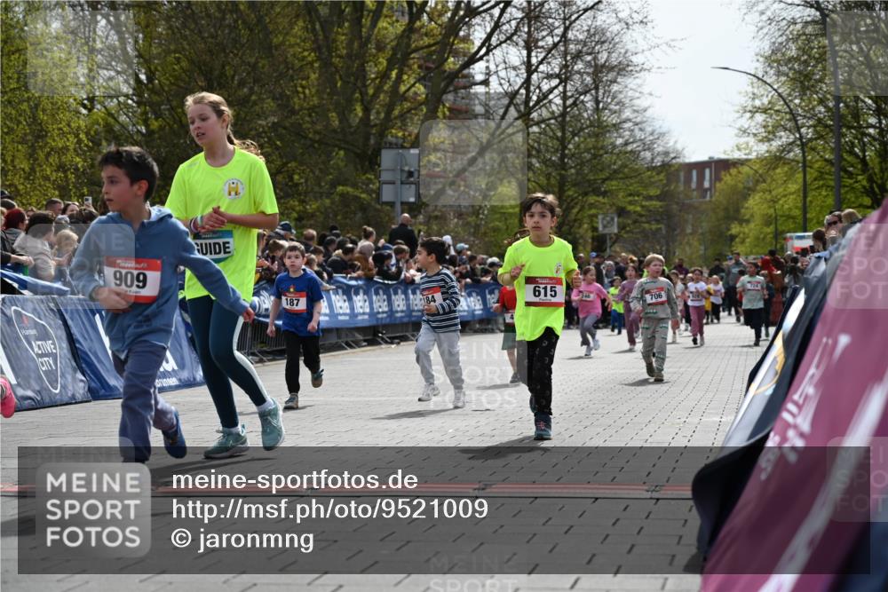 12.04.2026 - 45. Internationalen Wilhelmsburger Insellauf J. Mangold http://msf.ph/oto/9521009 12.04.2026 14:10:30 Ziel 633, 963, 1513, 909, 708, 615, 184, 187, 42, 706, 246 meine-sportfotos.de