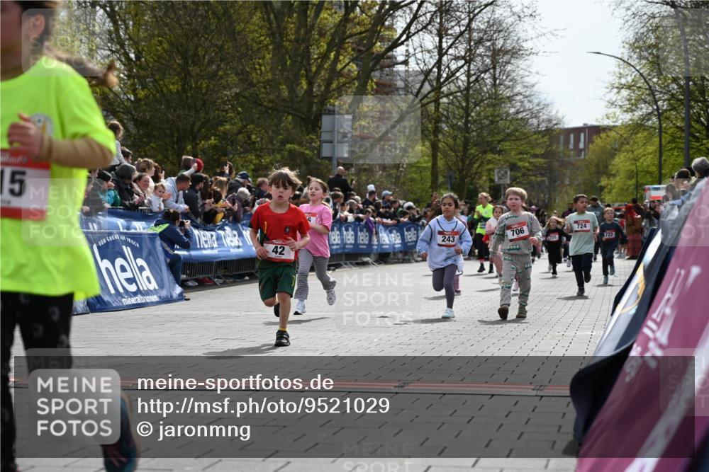 12.04.2026 - 45. Internationalen Wilhelmsburger Insellauf J. Mangold http://msf.ph/oto/9521029 12.04.2026 14:10:33 Ziel 1513, 909, 708, 615, 184, 187, 42, 706, 246, 243, 717, 724, 929 meine-sportfotos.de