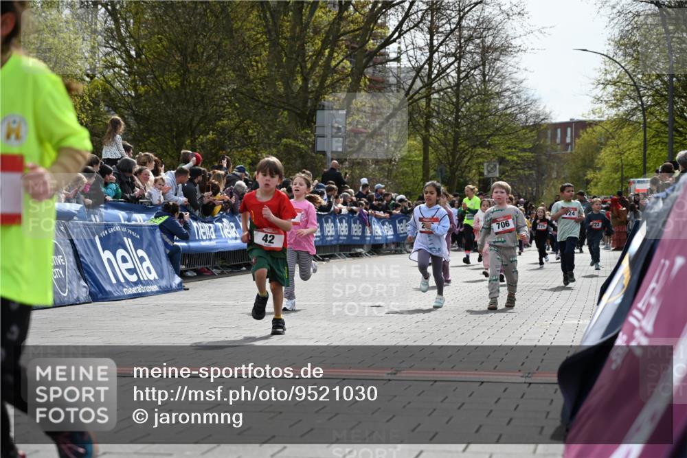 12.04.2026 - 45. Internationalen Wilhelmsburger Insellauf J. Mangold http://msf.ph/oto/9521030 12.04.2026 14:10:33 Ziel 1513, 909, 708, 615, 184, 187, 42, 706, 246, 243, 717, 724, 929 meine-sportfotos.de
