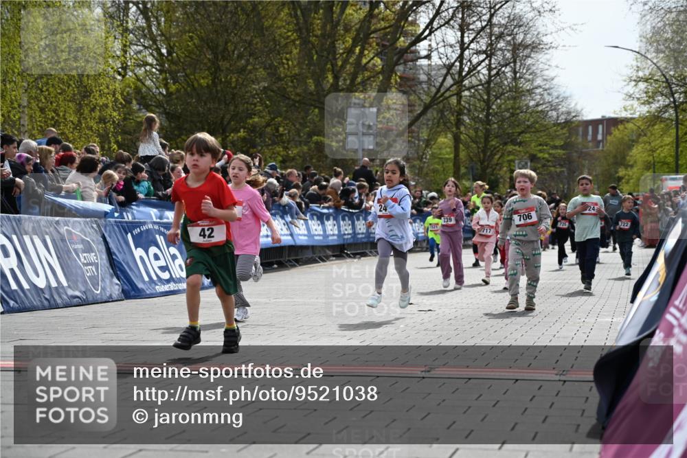 12.04.2026 - 45. Internationalen Wilhelmsburger Insellauf J. Mangold http://msf.ph/oto/9521038 12.04.2026 14:10:34 Ziel 1513, 909, 708, 615, 184, 187, 42, 706, 246, 243, 717, 724, 929, 722, 239, 704 meine-sportfotos.de