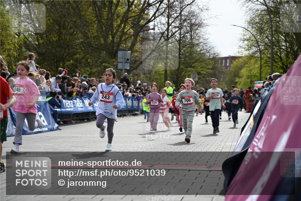 12.04.2026 - 45. Internationalen Wilhelmsburger Insellauf J. Mangold http://msf.ph/oto/9521039 12.04.2026 14:10:34 Ziel 1513, 909, 708, 615, 184, 187, 42, 706, 246, 243, 717, 724, 929, 722, 239, 704 meine-sportfotos.de