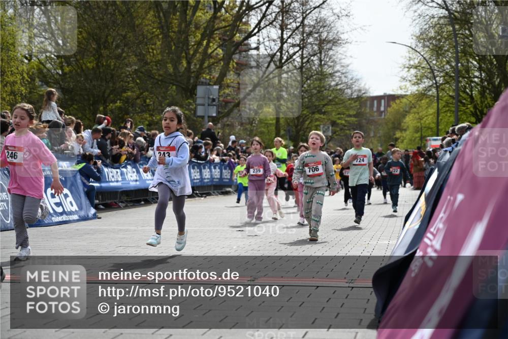 12.04.2026 - 45. Internationalen Wilhelmsburger Insellauf J. Mangold http://msf.ph/oto/9521040 12.04.2026 14:10:34 Ziel 1513, 909, 708, 615, 184, 187, 42, 706, 246, 243, 717, 724, 929, 722, 239, 704 meine-sportfotos.de