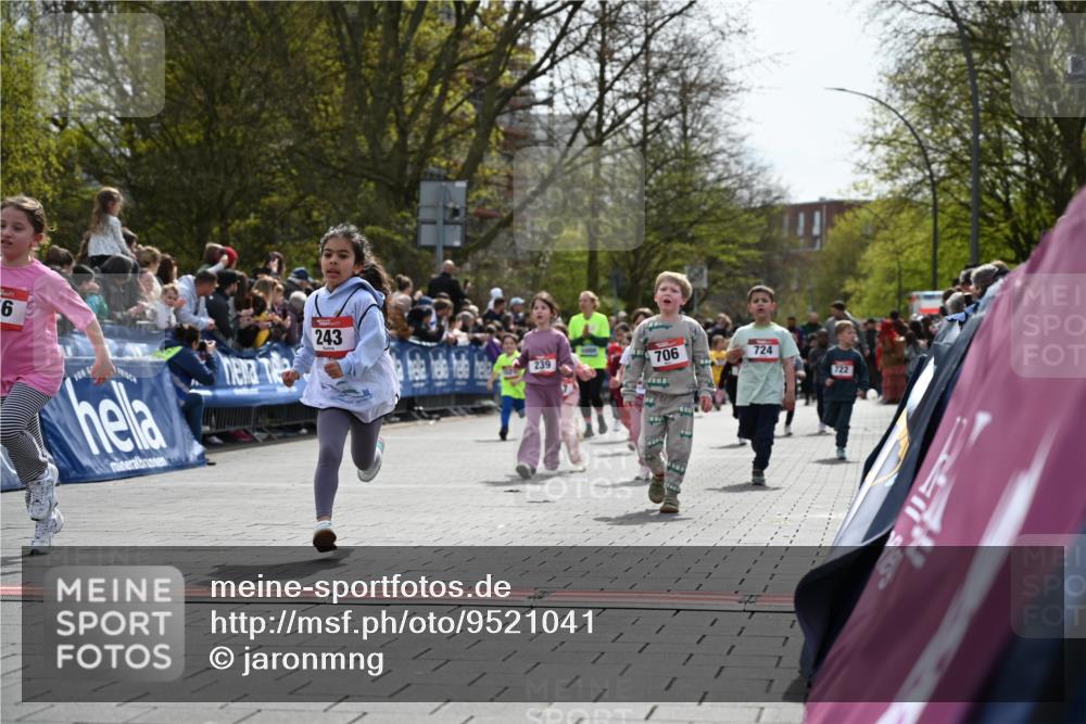 12.04.2026 - 45. Internationalen Wilhelmsburger Insellauf J. Mangold http://msf.ph/oto/9521041 12.04.2026 14:10:34 Ziel 1513, 909, 708, 615, 184, 187, 42, 706, 246, 243, 717, 724, 929, 722, 239, 704 meine-sportfotos.de