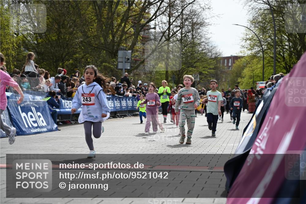 12.04.2026 - 45. Internationalen Wilhelmsburger Insellauf J. Mangold http://msf.ph/oto/9521042 12.04.2026 14:10:34 Ziel 1513, 909, 708, 615, 184, 187, 42, 706, 246, 243, 717, 724, 929, 722, 239, 704 meine-sportfotos.de