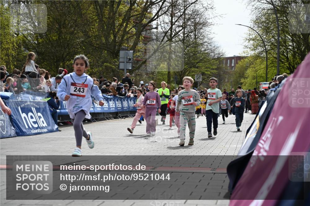 12.04.2026 - 45. Internationalen Wilhelmsburger Insellauf J. Mangold http://msf.ph/oto/9521044 12.04.2026 14:10:35 Ziel 708, 615, 184, 187, 42, 706, 246, 243, 717, 724, 929, 722, 239, 704, 725, 1521 meine-sportfotos.de