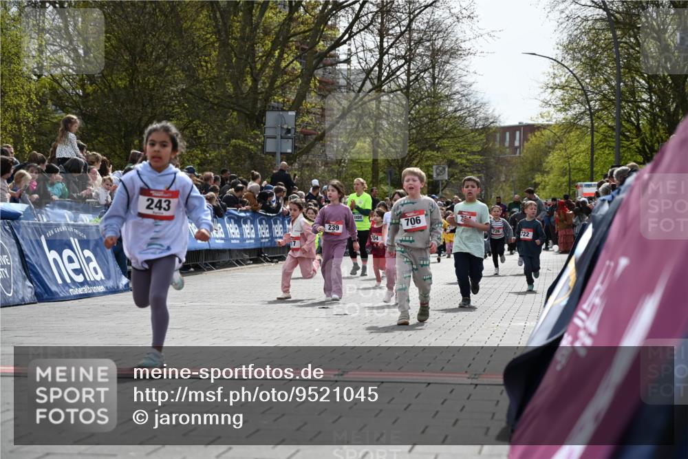 12.04.2026 - 45. Internationalen Wilhelmsburger Insellauf J. Mangold http://msf.ph/oto/9521045 12.04.2026 14:10:35 Ziel 708, 615, 184, 187, 42, 706, 246, 243, 717, 724, 929, 722, 239, 704, 725, 1521 meine-sportfotos.de