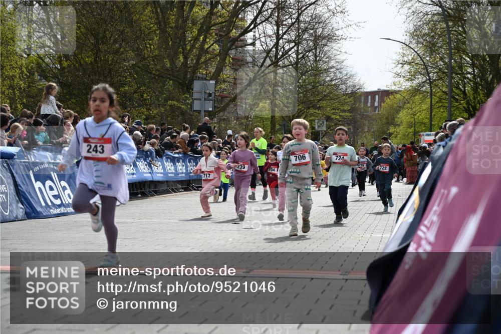 12.04.2026 - 45. Internationalen Wilhelmsburger Insellauf J. Mangold http://msf.ph/oto/9521046 12.04.2026 14:10:35 Ziel 708, 615, 184, 187, 42, 706, 246, 243, 717, 724, 929, 722, 239, 704, 725, 1521 meine-sportfotos.de