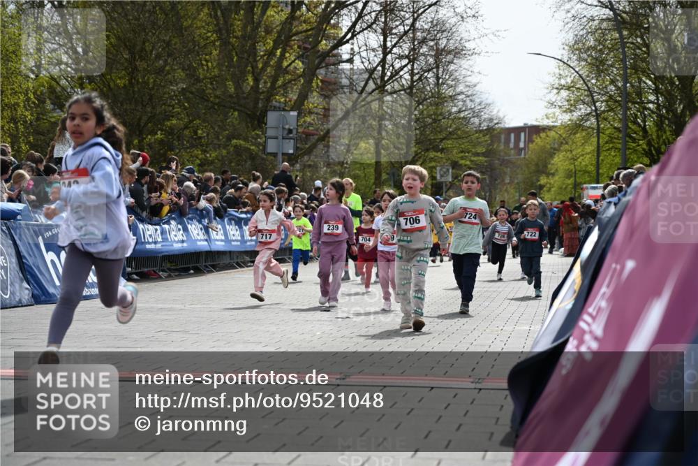 12.04.2026 - 45. Internationalen Wilhelmsburger Insellauf J. Mangold http://msf.ph/oto/9521048 12.04.2026 14:10:35 Ziel 708, 615, 184, 187, 42, 706, 246, 243, 717, 724, 929, 722, 239, 704, 725, 1521 meine-sportfotos.de
