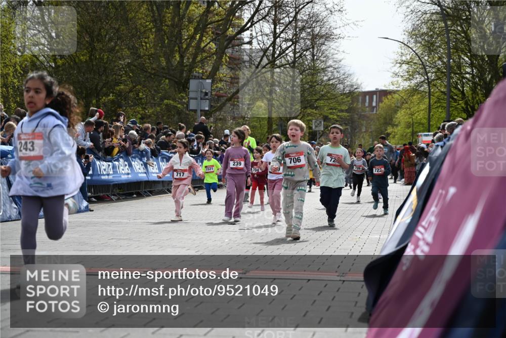 12.04.2026 - 45. Internationalen Wilhelmsburger Insellauf J. Mangold http://msf.ph/oto/9521049 12.04.2026 14:10:35 Ziel 708, 615, 184, 187, 42, 706, 246, 243, 717, 724, 929, 722, 239, 704, 725, 1521 meine-sportfotos.de