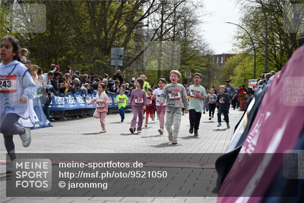 12.04.2026 - 45. Internationalen Wilhelmsburger Insellauf J. Mangold http://msf.ph/oto/9521050 12.04.2026 14:10:35 Ziel 708, 615, 184, 187, 42, 706, 246, 243, 717, 724, 929, 722, 239, 704, 725, 1521 meine-sportfotos.de