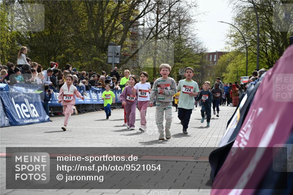 12.04.2026 - 45. Internationalen Wilhelmsburger Insellauf J. Mangold http://msf.ph/oto/9521054 12.04.2026 14:10:36 Ziel 184, 187, 42, 706, 246, 243, 717, 724, 929, 722, 239, 704, 725, 1521, 714, 726 meine-sportfotos.de