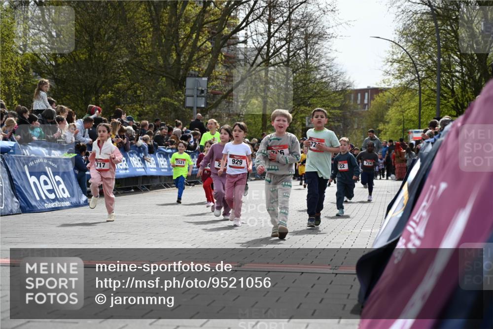 12.04.2026 - 45. Internationalen Wilhelmsburger Insellauf J. Mangold http://msf.ph/oto/9521056 12.04.2026 14:10:36 Ziel 184, 187, 42, 706, 246, 243, 717, 724, 929, 722, 239, 704, 725, 1521, 714, 726 meine-sportfotos.de