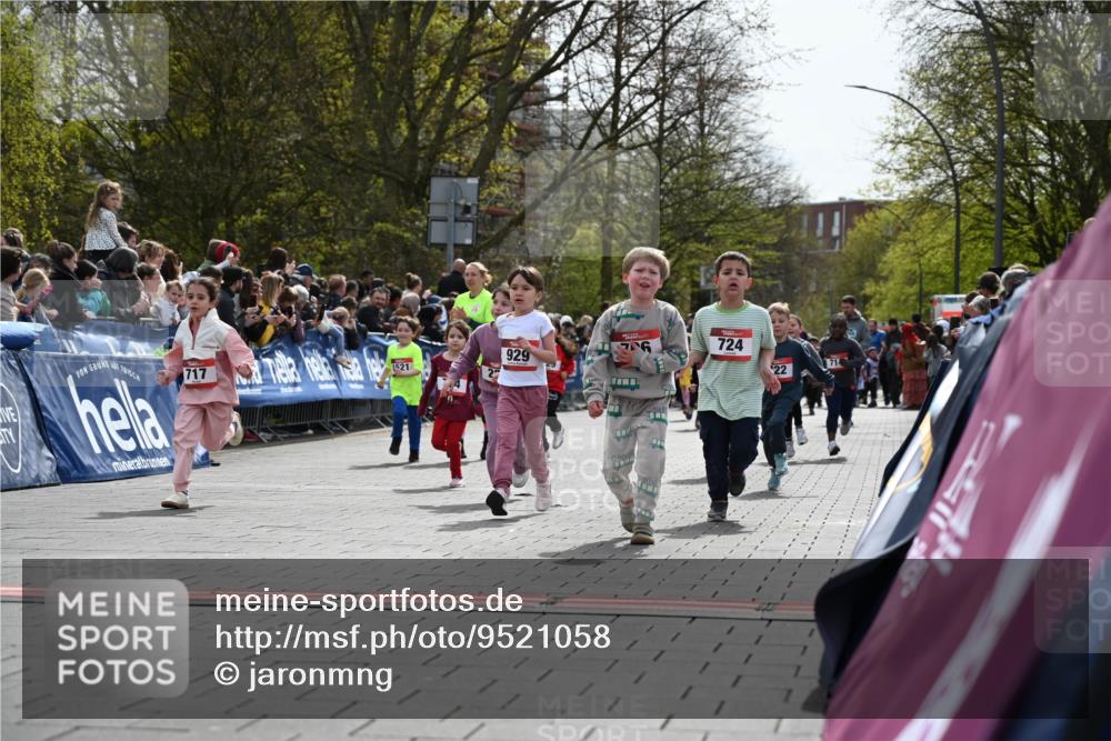 12.04.2026 - 45. Internationalen Wilhelmsburger Insellauf J. Mangold http://msf.ph/oto/9521058 12.04.2026 14:10:36 Ziel 184, 187, 42, 706, 246, 243, 717, 724, 929, 722, 239, 704, 725, 1521, 714, 726 meine-sportfotos.de
