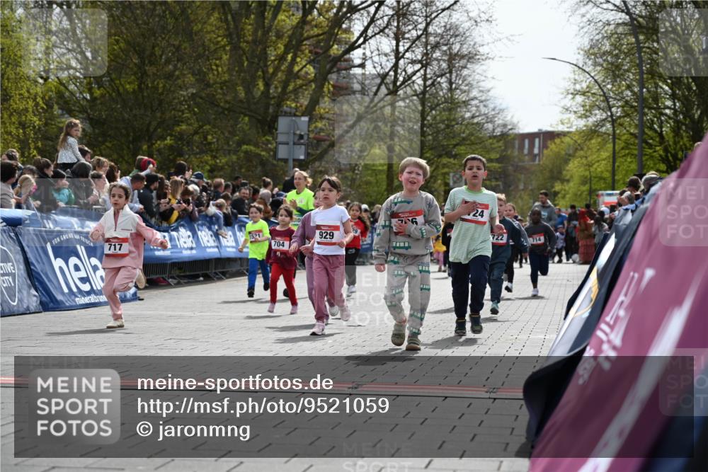 12.04.2026 - 45. Internationalen Wilhelmsburger Insellauf J. Mangold http://msf.ph/oto/9521059 12.04.2026 14:10:36 Ziel 184, 187, 42, 706, 246, 243, 717, 724, 929, 722, 239, 704, 725, 1521, 714, 726 meine-sportfotos.de
