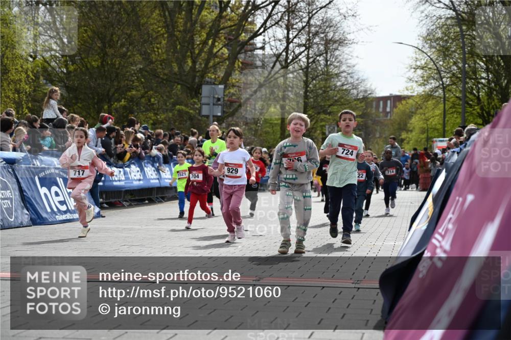 12.04.2026 - 45. Internationalen Wilhelmsburger Insellauf J. Mangold http://msf.ph/oto/9521060 12.04.2026 14:10:36 Ziel 184, 187, 42, 706, 246, 243, 717, 724, 929, 722, 239, 704, 725, 1521, 714, 726 meine-sportfotos.de