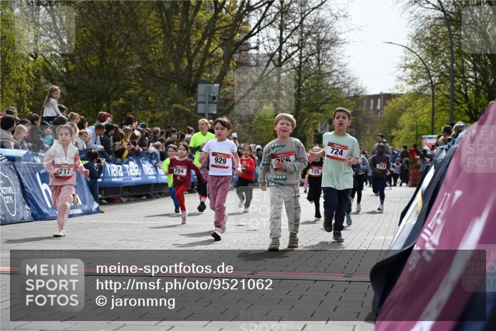 12.04.2026 - 45. Internationalen Wilhelmsburger Insellauf J. Mangold http://msf.ph/oto/9521062 12.04.2026 14:10:36 Ziel 184, 187, 42, 706, 246, 243, 717, 724, 929, 722, 239, 704, 725, 1521, 714, 726 meine-sportfotos.de