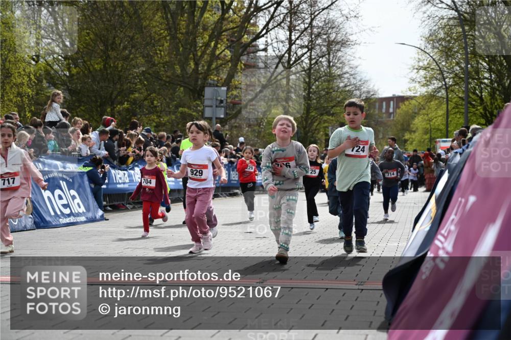 12.04.2026 - 45. Internationalen Wilhelmsburger Insellauf J. Mangold http://msf.ph/oto/9521067 12.04.2026 14:10:37 Ziel 42, 706, 246, 243, 717, 724, 929, 722, 239, 704, 725, 1521, 714, 726, 229 meine-sportfotos.de