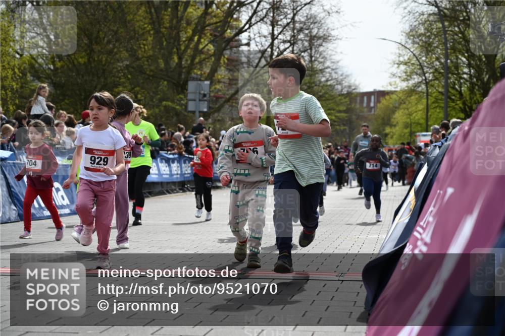 12.04.2026 - 45. Internationalen Wilhelmsburger Insellauf J. Mangold http://msf.ph/oto/9521070 12.04.2026 14:10:38 Ziel 42, 706, 246, 243, 717, 724, 929, 722, 239, 704, 725, 1521, 714, 726, 229 meine-sportfotos.de