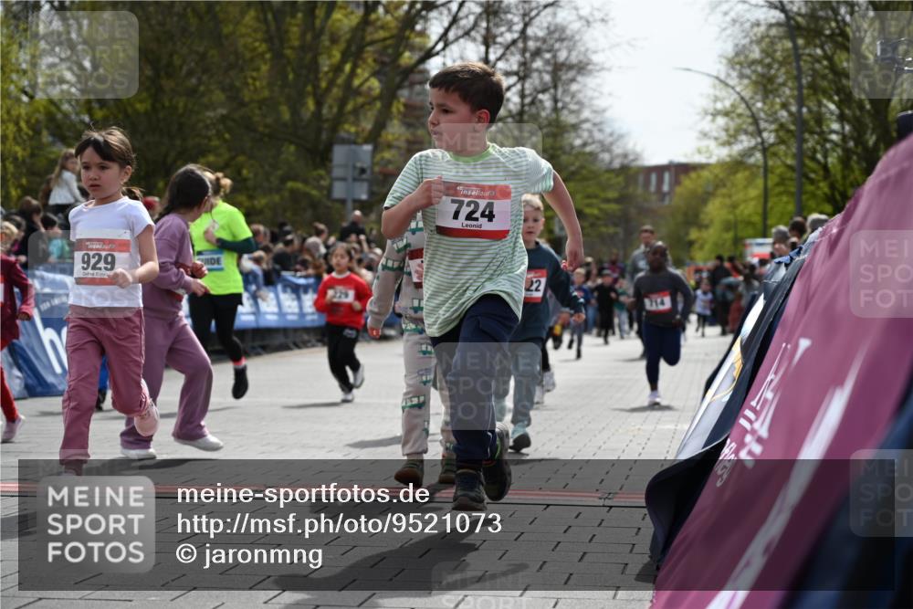 12.04.2026 - 45. Internationalen Wilhelmsburger Insellauf J. Mangold http://msf.ph/oto/9521073 12.04.2026 14:10:38 Ziel 42, 706, 246, 243, 717, 724, 929, 722, 239, 704, 725, 1521, 714, 726, 229 meine-sportfotos.de