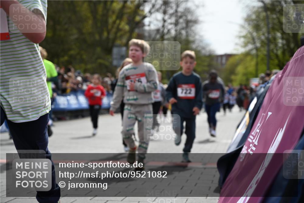 12.04.2026 - 45. Internationalen Wilhelmsburger Insellauf J. Mangold http://msf.ph/oto/9521082 12.04.2026 14:10:39 Ziel 243, 717, 724, 929, 722, 239, 704, 725, 1521, 714, 726, 229, 553, 204 meine-sportfotos.de