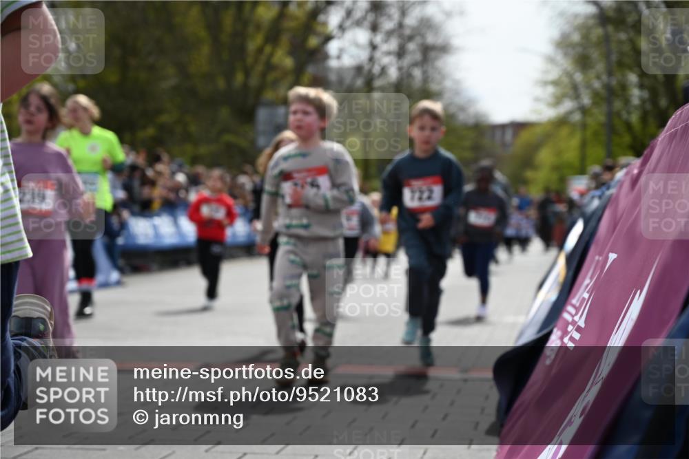 12.04.2026 - 45. Internationalen Wilhelmsburger Insellauf J. Mangold http://msf.ph/oto/9521083 12.04.2026 14:10:39 Ziel 243, 717, 724, 929, 722, 239, 704, 725, 1521, 714, 726, 229, 553, 204 meine-sportfotos.de