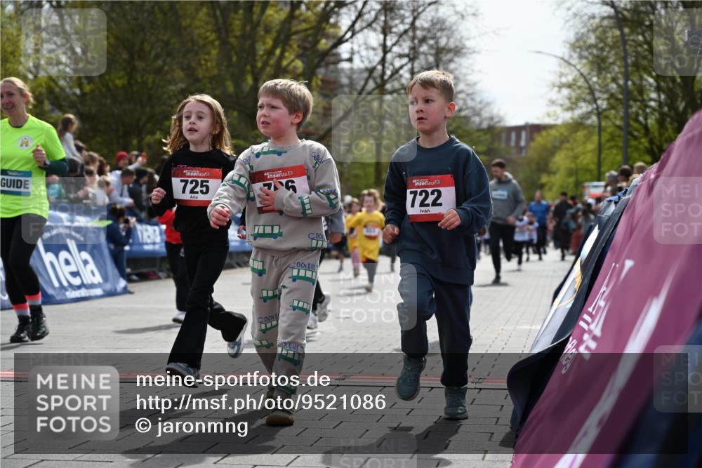 12.04.2026 - 45. Internationalen Wilhelmsburger Insellauf J. Mangold http://msf.ph/oto/9521086 12.04.2026 14:10:39 Ziel 243, 717, 724, 929, 722, 239, 704, 725, 1521, 714, 726, 229, 553, 204 meine-sportfotos.de