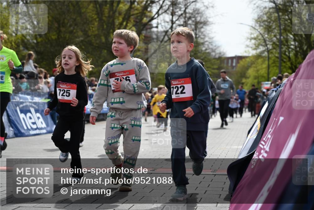 12.04.2026 - 45. Internationalen Wilhelmsburger Insellauf J. Mangold http://msf.ph/oto/9521088 12.04.2026 14:10:39 Ziel 243, 717, 724, 929, 722, 239, 704, 725, 1521, 714, 726, 229, 553, 204 meine-sportfotos.de