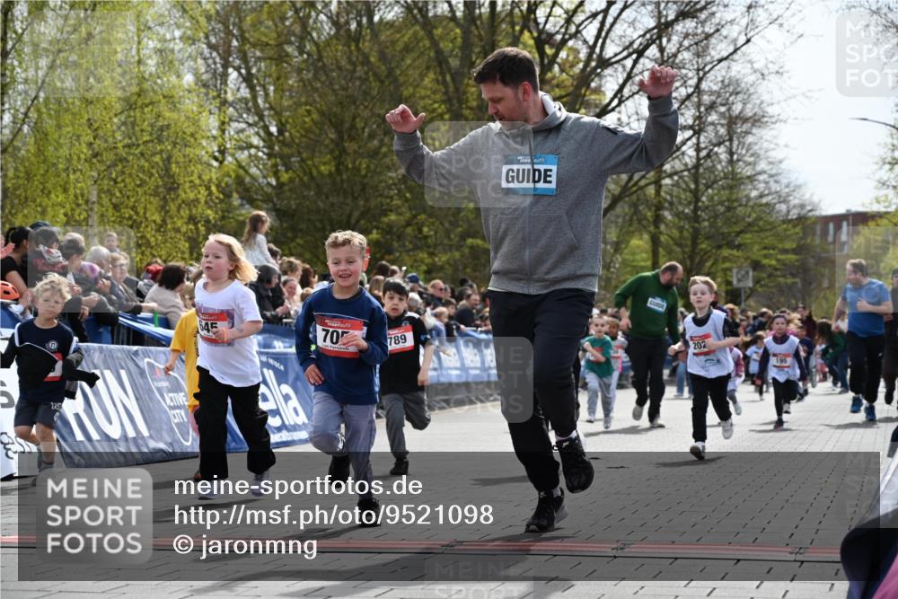12.04.2026 - 45. Internationalen Wilhelmsburger Insellauf J. Mangold http://msf.ph/oto/9521098 12.04.2026 14:10:44 Ziel 714, 726, 229, 553, 204, 705, 645, 910, 613, 789, 202, 709, 195, 912, 188 meine-sportfotos.de