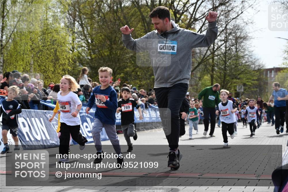 12.04.2026 - 45. Internationalen Wilhelmsburger Insellauf J. Mangold http://msf.ph/oto/9521099 12.04.2026 14:10:44 Ziel 714, 726, 229, 553, 204, 705, 645, 910, 613, 789, 202, 709, 195, 912, 188 meine-sportfotos.de