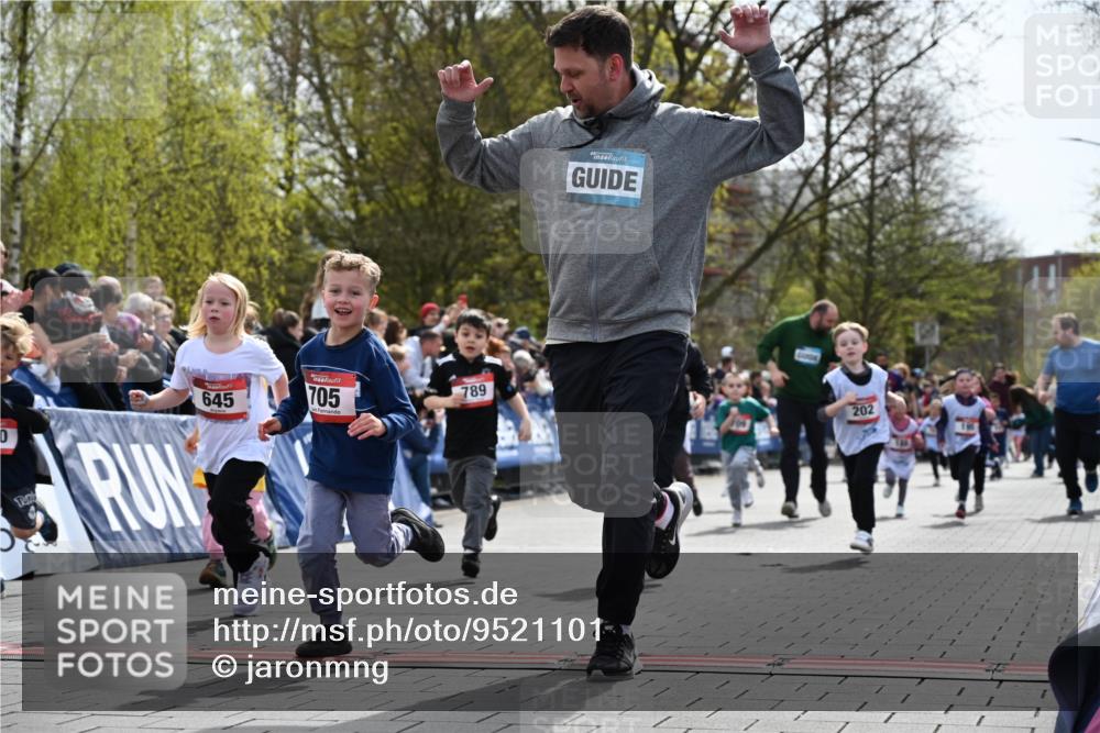 12.04.2026 - 45. Internationalen Wilhelmsburger Insellauf J. Mangold http://msf.ph/oto/9521101 12.04.2026 14:10:44 Ziel 714, 726, 229, 553, 204, 705, 645, 910, 613, 789, 202, 709, 195, 912, 188 meine-sportfotos.de