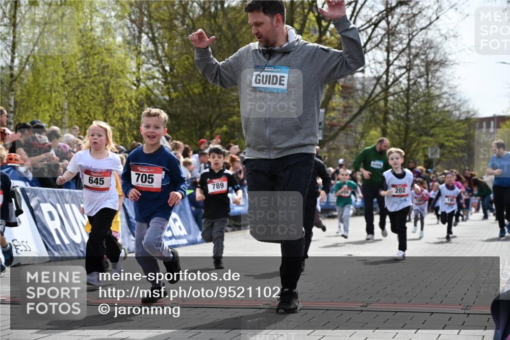 12.04.2026 - 45. Internationalen Wilhelmsburger Insellauf J. Mangold http://msf.ph/oto/9521102 12.04.2026 14:10:44 Ziel 714, 726, 229, 553, 204, 705, 645, 910, 613, 789, 202, 709, 195, 912, 188 meine-sportfotos.de
