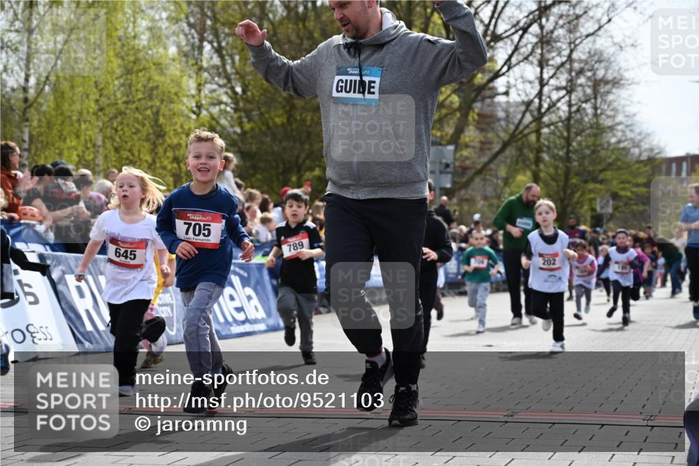 12.04.2026 - 45. Internationalen Wilhelmsburger Insellauf J. Mangold http://msf.ph/oto/9521103 12.04.2026 14:10:44 Ziel 714, 726, 229, 553, 204, 705, 645, 910, 613, 789, 202, 709, 195, 912, 188 meine-sportfotos.de