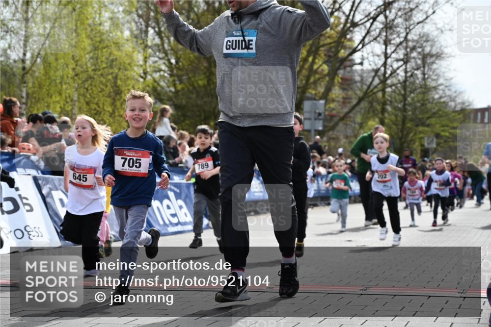 12.04.2026 - 45. Internationalen Wilhelmsburger Insellauf J. Mangold http://msf.ph/oto/9521104 12.04.2026 14:10:44 Ziel 714, 726, 229, 553, 204, 705, 645, 910, 613, 789, 202, 709, 195, 912, 188 meine-sportfotos.de