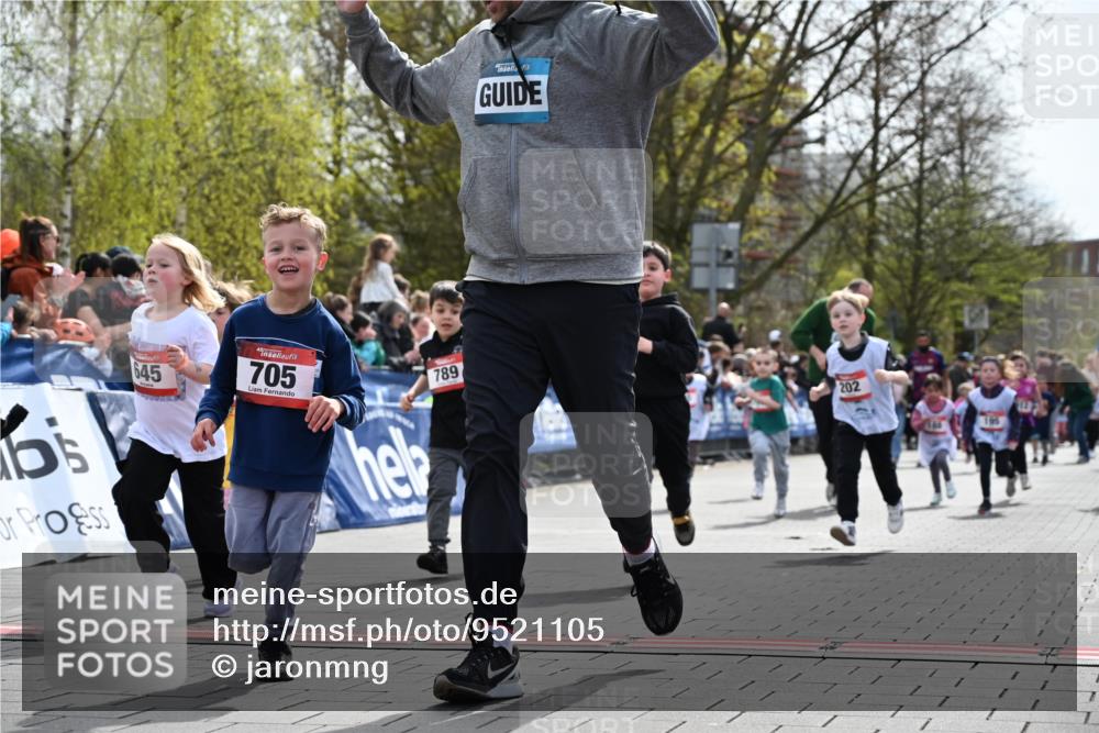 12.04.2026 - 45. Internationalen Wilhelmsburger Insellauf J. Mangold http://msf.ph/oto/9521105 12.04.2026 14:10:44 Ziel 714, 726, 229, 553, 204, 705, 645, 910, 613, 789, 202, 709, 195, 912, 188 meine-sportfotos.de