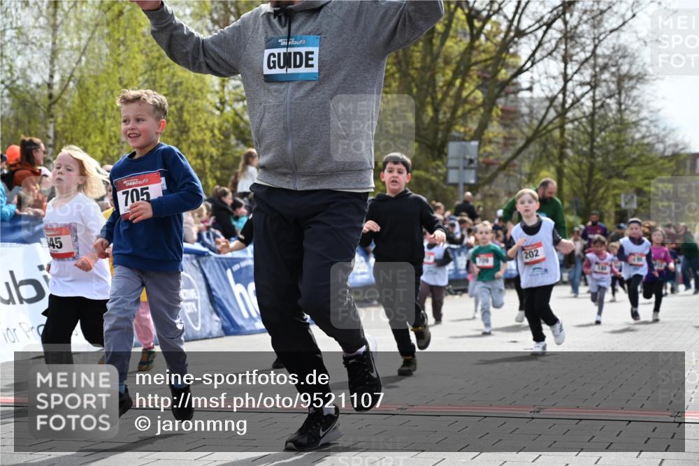 12.04.2026 - 45. Internationalen Wilhelmsburger Insellauf J. Mangold http://msf.ph/oto/9521107 12.04.2026 14:10:45 Ziel 229, 553, 204, 705, 645, 910, 613, 789, 202, 709, 195, 912, 188, 430, 210 meine-sportfotos.de