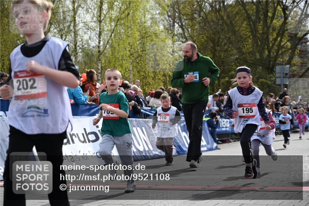 12.04.2026 - 45. Internationalen Wilhelmsburger Insellauf J. Mangold http://msf.ph/oto/9521108 12.04.2026 14:10:48 Ziel 705, 645, 910, 613, 789, 202, 709, 195, 912, 188, 430, 210, 701, 699, 703 meine-sportfotos.de