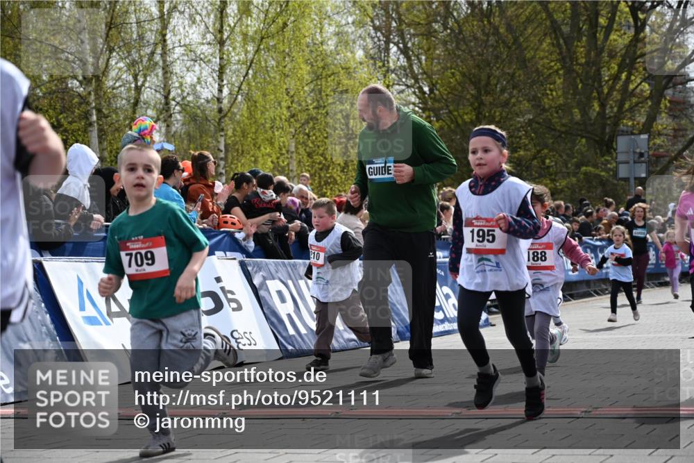 12.04.2026 - 45. Internationalen Wilhelmsburger Insellauf J. Mangold http://msf.ph/oto/9521111 12.04.2026 14:10:48 Ziel 705, 645, 910, 613, 789, 202, 709, 195, 912, 188, 430, 210, 701, 699, 703 meine-sportfotos.de