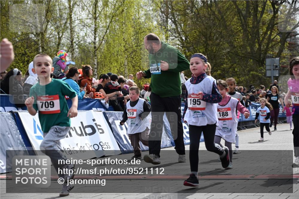 12.04.2026 - 45. Internationalen Wilhelmsburger Insellauf J. Mangold http://msf.ph/oto/9521112 12.04.2026 14:10:48 Ziel 705, 645, 910, 613, 789, 202, 709, 195, 912, 188, 430, 210, 701, 699, 703 meine-sportfotos.de