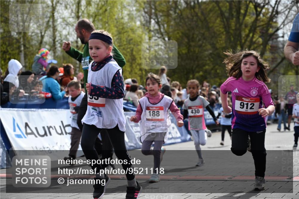 12.04.2026 - 45. Internationalen Wilhelmsburger Insellauf J. Mangold http://msf.ph/oto/9521118 12.04.2026 14:10:48 Ziel 705, 645, 910, 613, 789, 202, 709, 195, 912, 188, 430, 210, 701, 699, 703 meine-sportfotos.de