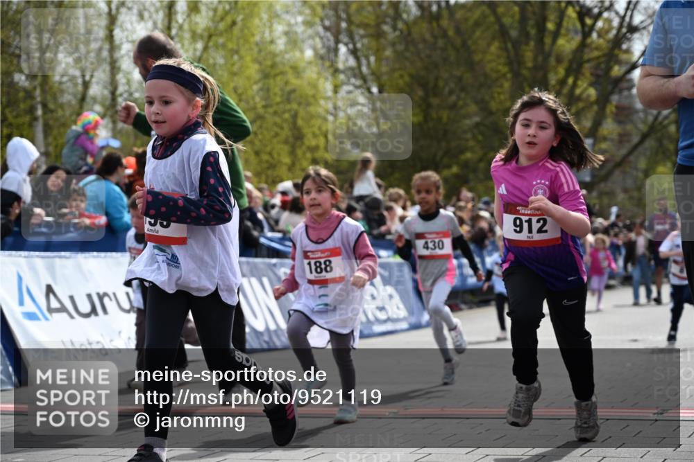 12.04.2026 - 45. Internationalen Wilhelmsburger Insellauf J. Mangold http://msf.ph/oto/9521119 12.04.2026 14:10:48 Ziel 705, 645, 910, 613, 789, 202, 709, 195, 912, 188, 430, 210, 701, 699, 703 meine-sportfotos.de
