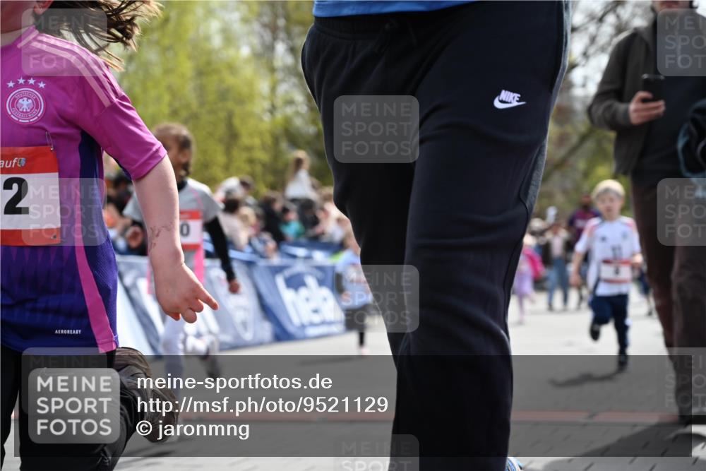 12.04.2026 - 45. Internationalen Wilhelmsburger Insellauf J. Mangold http://msf.ph/oto/9521129 12.04.2026 14:10:49 Ziel 910, 613, 789, 202, 709, 195, 912, 188, 430, 210, 701, 699, 703 meine-sportfotos.de
