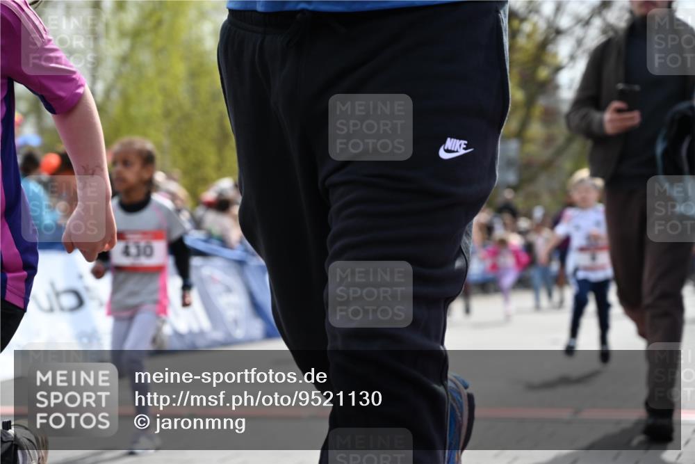 12.04.2026 - 45. Internationalen Wilhelmsburger Insellauf J. Mangold http://msf.ph/oto/9521130 12.04.2026 14:10:49 Ziel 910, 613, 789, 202, 709, 195, 912, 188, 430, 210, 701, 699, 703 meine-sportfotos.de