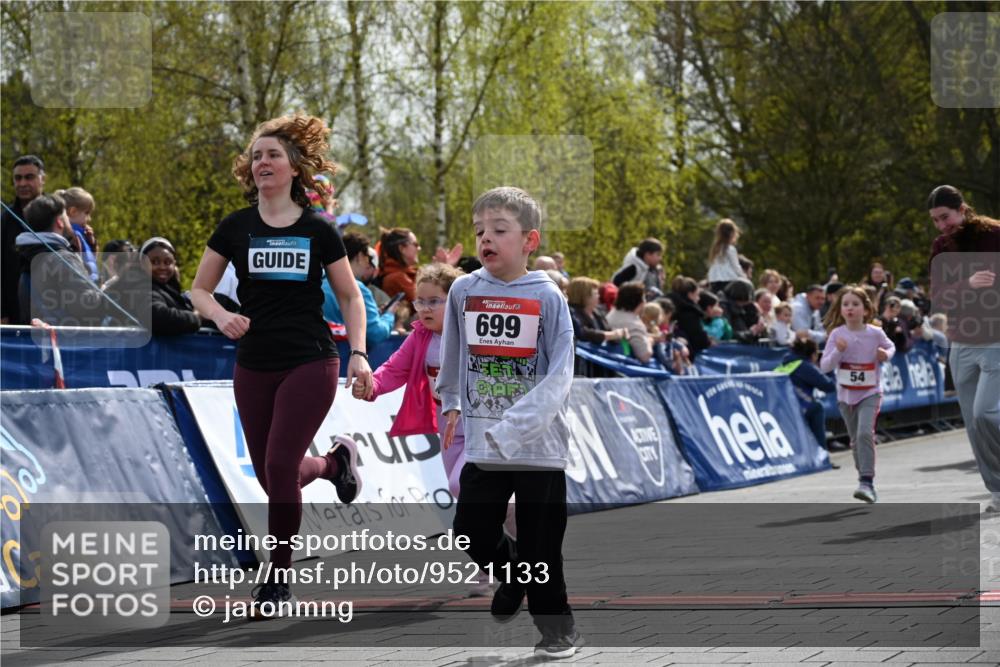 12.04.2026 - 45. Internationalen Wilhelmsburger Insellauf J. Mangold http://msf.ph/oto/9521133 12.04.2026 14:10:53 Ziel 430, 210, 701, 699, 703, 54, 147, 112, 643, 1514 meine-sportfotos.de