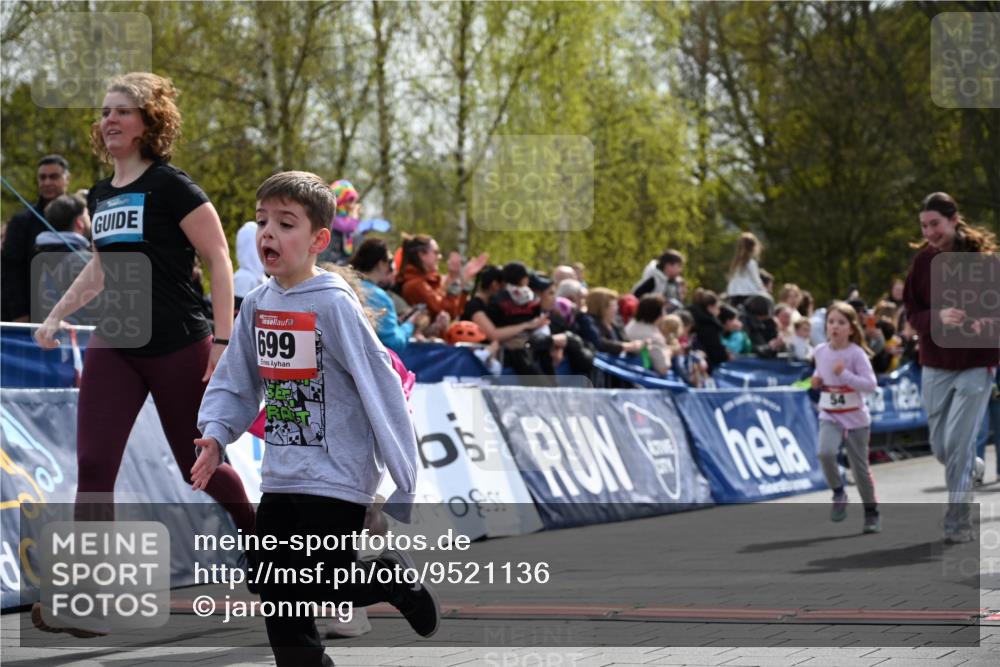 12.04.2026 - 45. Internationalen Wilhelmsburger Insellauf J. Mangold http://msf.ph/oto/9521136 12.04.2026 14:10:53 Ziel 430, 210, 701, 699, 703, 54, 147, 112, 643, 1514 meine-sportfotos.de