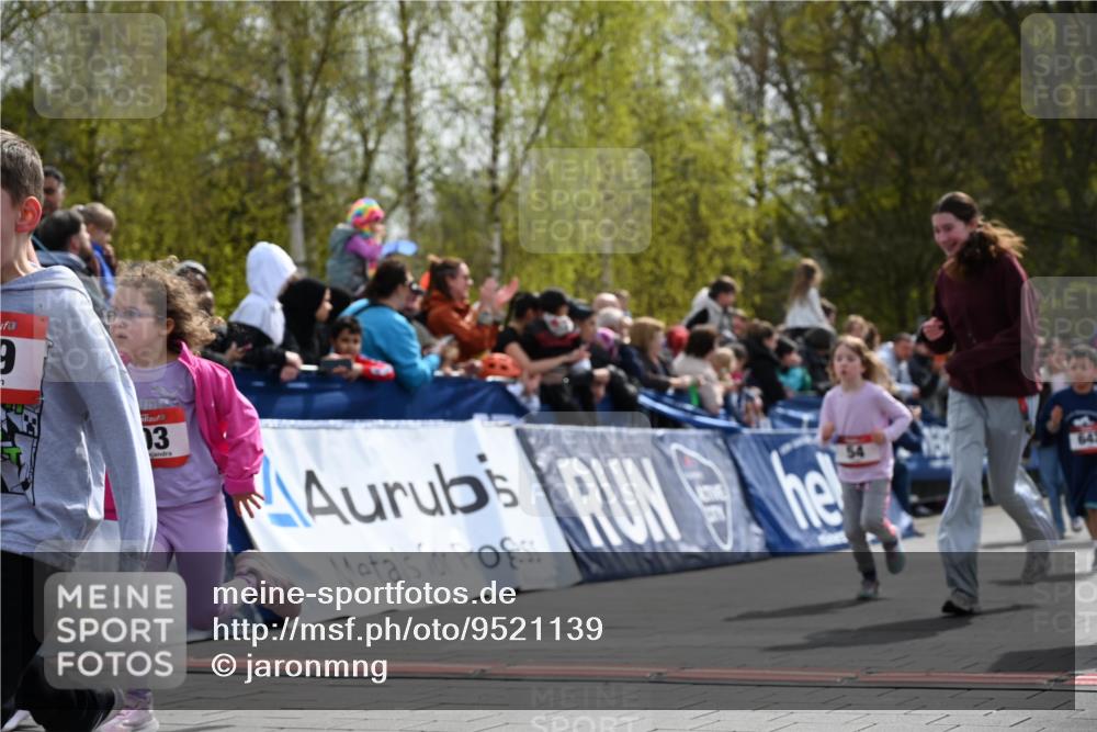 12.04.2026 - 45. Internationalen Wilhelmsburger Insellauf J. Mangold http://msf.ph/oto/9521139 12.04.2026 14:10:53 Ziel 430, 210, 701, 699, 703, 54, 147, 112, 643, 1514 meine-sportfotos.de