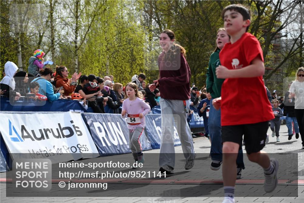 12.04.2026 - 45. Internationalen Wilhelmsburger Insellauf J. Mangold http://msf.ph/oto/9521141 12.04.2026 14:10:54 Ziel 701, 699, 703, 54, 147, 112, 643, 1514 meine-sportfotos.de