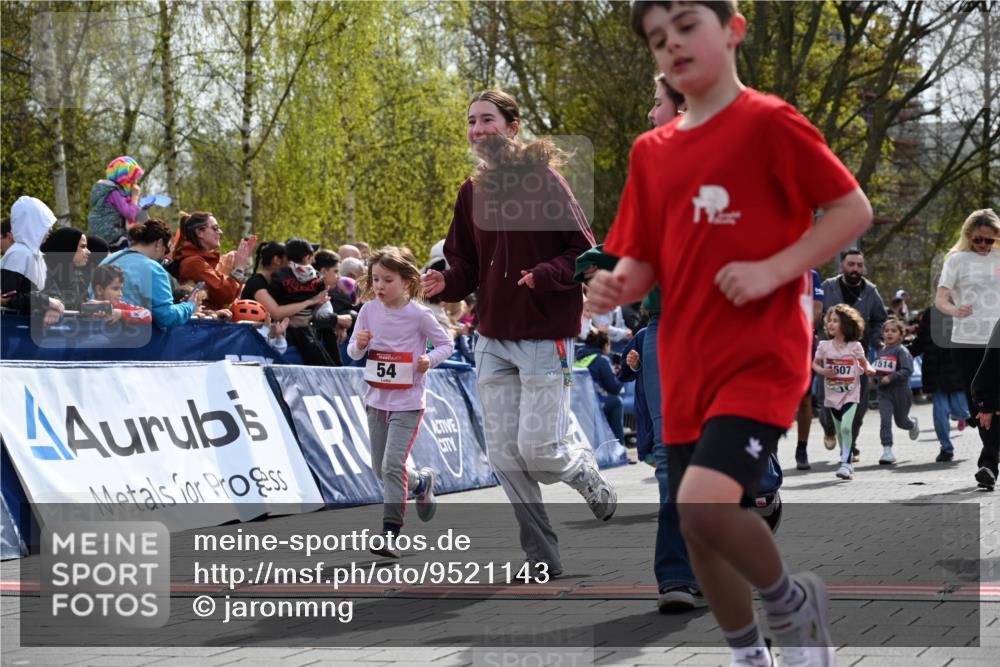12.04.2026 - 45. Internationalen Wilhelmsburger Insellauf J. Mangold http://msf.ph/oto/9521143 12.04.2026 14:10:54 Ziel 701, 699, 703, 54, 147, 112, 643, 1514 meine-sportfotos.de